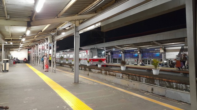 Kereta Rel Listrik (KRL) Commuter Line memasuki Stasiun Citayam. Sumber: Dokumentasi Pribadi.