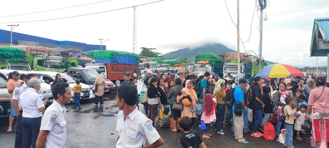 Penumpang feri KMP Bobara saat antre menunggu keberangkatan di pelabuhan Feri Gorua Tobelo. Foto: Agus/cermat