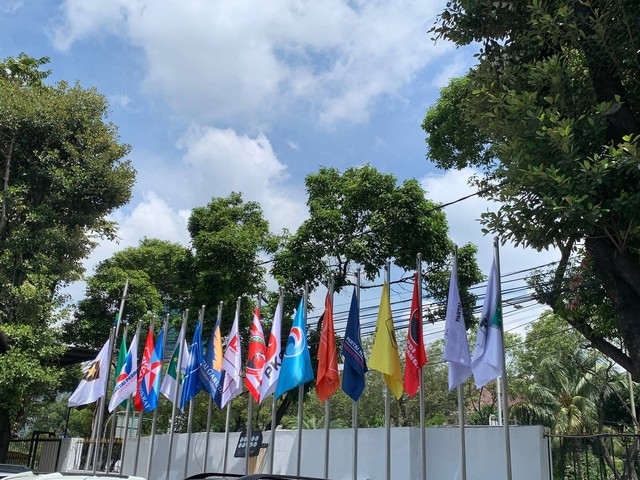 18 bendera parpol peserta Pemilu 2024 dikibarkan di depan kantor KPU, Jakarta. Foto: Luthfi Humam/kumparan