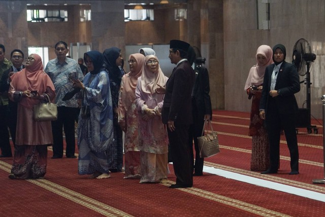 Istri PM Malaysia Wan Azizah binti Wan Ismail melihat Masjid Istiqlal bersama Imam Besar Istiqlal, Nazarudin Umar di Jakarta pada Senin (9/1). Foto: Iqbal Firdaus/kumparan