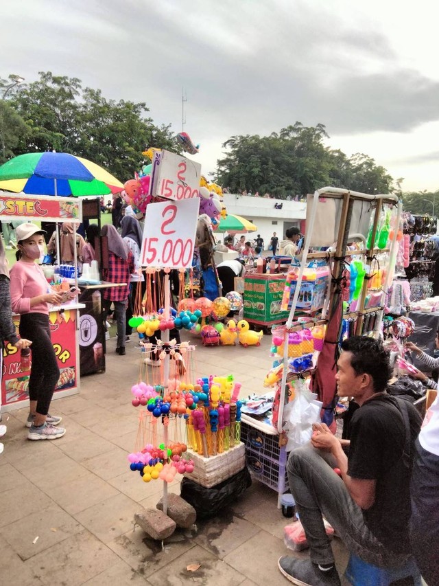 Penjual lato-lato di area car free day Karawang. Dok: Pribadi.