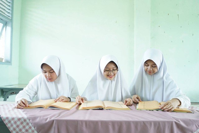 Santri sedang membaca kitab kuning (dok. pribadi)