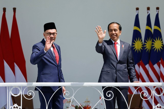 Presiden Joko Widodo (kanan) bersama Perdana Menteri Malaysia Anwar Ibrahim melambaikan tangan saat melakukan pertemuan di Istana Kepresidenan Bogor, Jawa Barat, Senin (9/1/2023). Foto: Willy Kurniawan/REUTERS