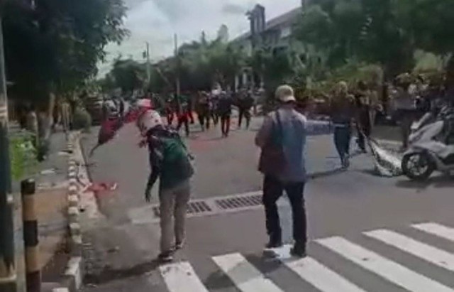 Sekelompok orang mencopot umbul-umbul PDIP di Yogyakarta. Foto: istimewa