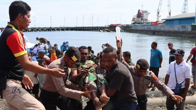Salah satu korban selamat dalam kecelakaan speed boat di perairan Serui, Kepulauan Yapen. Foto Polda Papua