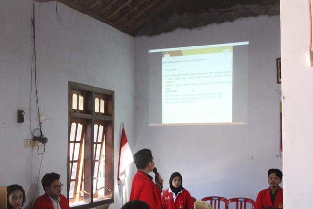 Pelatihan Pemasaran Produk di desa Ngindeng Ponorogo oleh peserta KKN Universitas 17 Agustus 1945 Surabaya