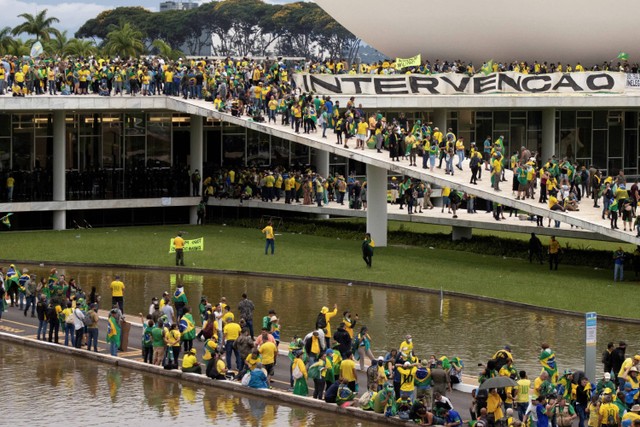 Pendukung mantan Presiden sayap kanan Brasil Jair Bolsonaro yang menentang pemilihan Presiden sayap kiri Luiz Inacio Lula da Silva berkumpul di Istana Planalto, Brasilia, Brasil. Foto: Adriano Machado/REUTERS
