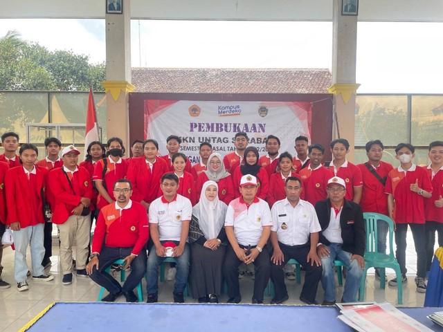 Foto Bersama LPPM dan Kepala Desa, Foto: Mahasiswa KKN Universitas 17 Agustus 1945 Surabaya