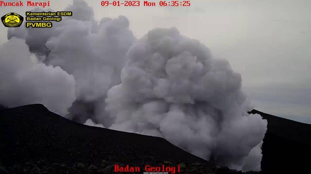 Gunung Merapi erupsi.