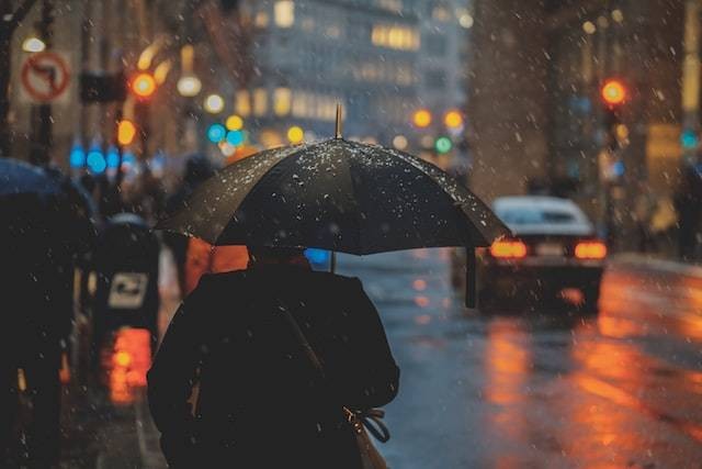 Ilustrasi alasan mengapa pada saat hujan suhu udara menjadi dingin, sumber foto Osman Rana on Unsplash