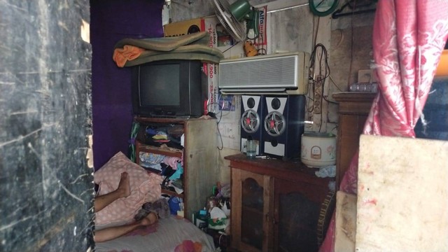 kondisi rumah keluarga Bapak Agus, perabotan yang terlihat adalah perabotan hasil memulug bapak agus, biasanya perabotan yang terkumpul akan dijual atau diperbaiki dan digunakan sendiri. Foto : Dok. Tim pemberdayaan dhuafa, mahasiswa UHAMKA