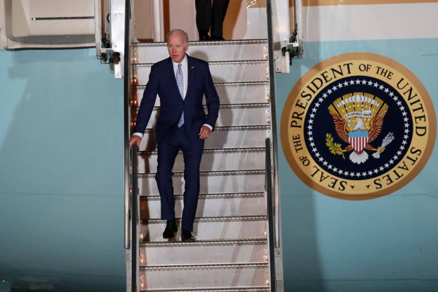 Presiden AS Joe Biden tiba di Bandara Internasional Felipe Angeles, Santa Lucia, Meksiko, Minggu (8/1/2023).  Foto: Henry Romero/REUTERS