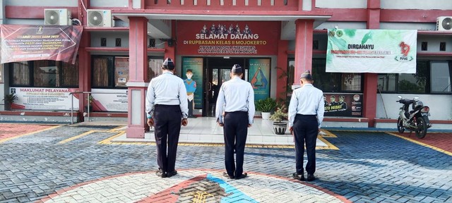 Kasubsi Administrasi Pengelolaan Ingatkan Selalu Bersyukur Pegawai Rupbasan Mojokerto (Foto:HumasRupMoker)