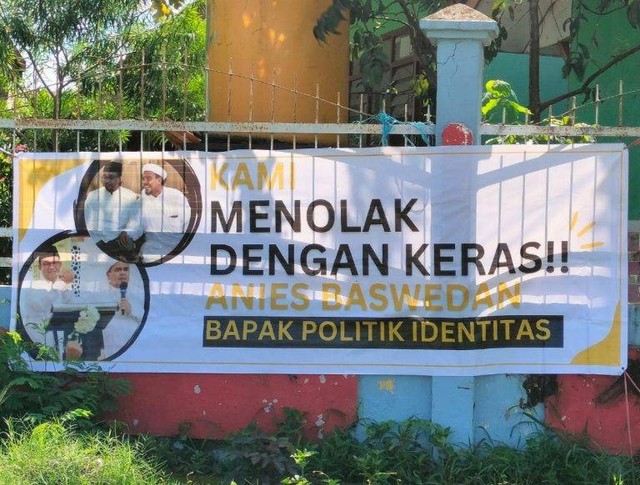 Keterangan foto: Spanduk penolakan terhadap Anis Baswedan yang terpajang di Labuan Bajo, Kabupaten Manggarai Barat, Senin (9/1/2023). Foto: istimewa.