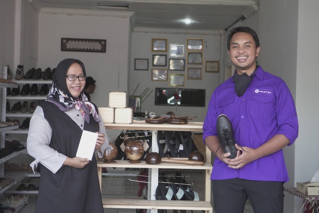 Andi Taufan Garuda Putra mengunjungi mitra ultra mikro Amartha yang menggeluti kerajinan sepatu kulit di daerah Banten, Jawa Barat.