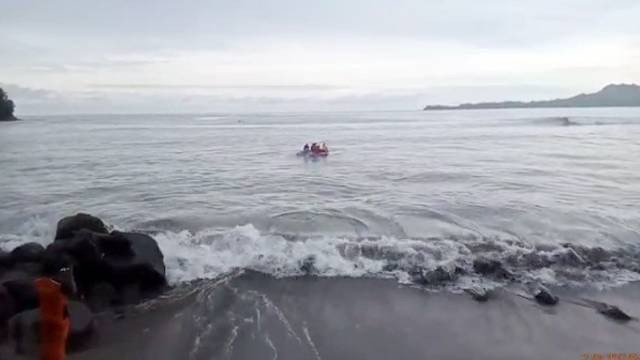 Suasan pesisir pantai Desa Buko di Kabupaten Bolmut, Sulawesi Utara, lokasi seorangr remaja terseret ombak hingga ke laut.