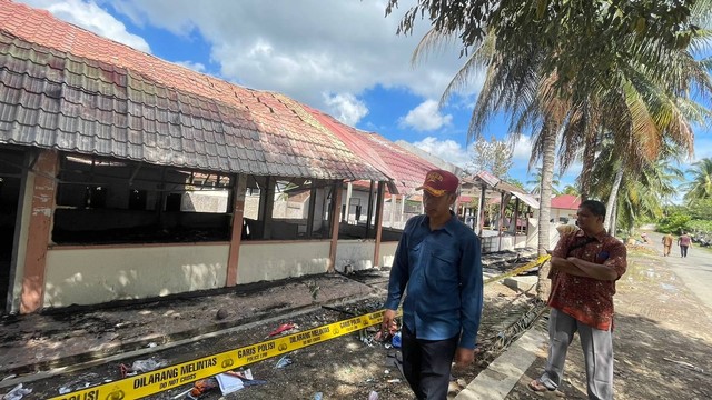 Bangunan asrama siswa SMA Modal Bangsa di Aceh Besar yang terbakar.   