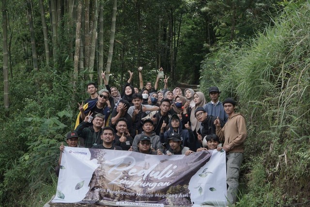 Foto mahasiswa Ilmu Komunikasi UNIMMA bersama Kadus Dusun Seloprojo dalam upaya menyukseskan kegiatan Peduli Lingkungan Menuju Magelang Asri, Minggu (08/01/2023). Sumber foto: Dokumentasi Ilmu Komunikasi UNIMMA.