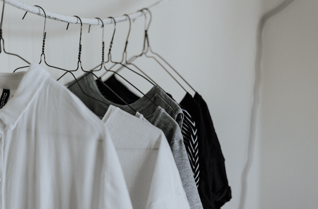 Ilustrasi Koleksi Pakaian (Sumber: Unsplash/Priscilla Du Preez)