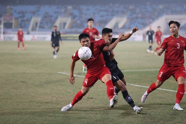 Duel pemain Timnas Indonesia saat melawan Timnas Vietnam dalam pertandingan leg 2 babak semifinal Piala AFF 2022 di Stadion Nasional My Dinh, Hanoi, Vietnam, Senin (9/1/2023). Foto: PSSI