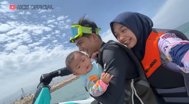 Ria Ricis Teuku Ryan ajak anak naik jetski. Foto: YouTube Ricis Official