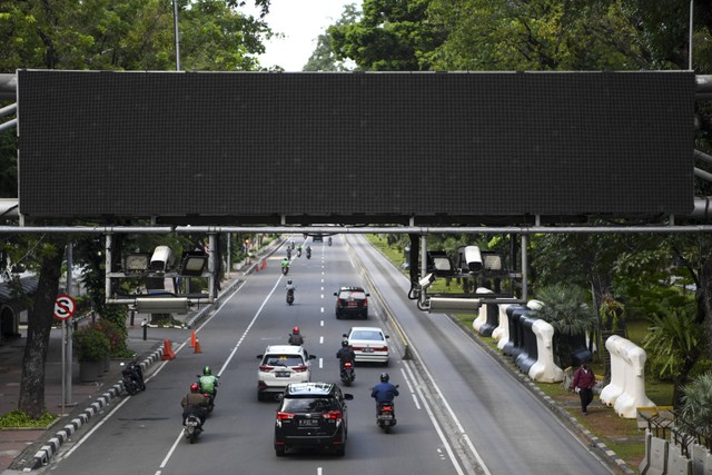 Sejumlah kendaraan bermotor melintas di bawah Alat Sistem Jalan Berbayar Elektronik (ERP) di Jalan Medan Merdeka Barat, Jakarta, Senin (9/1/2023). Foto: M Risyal Hidayat/Antara Foto 