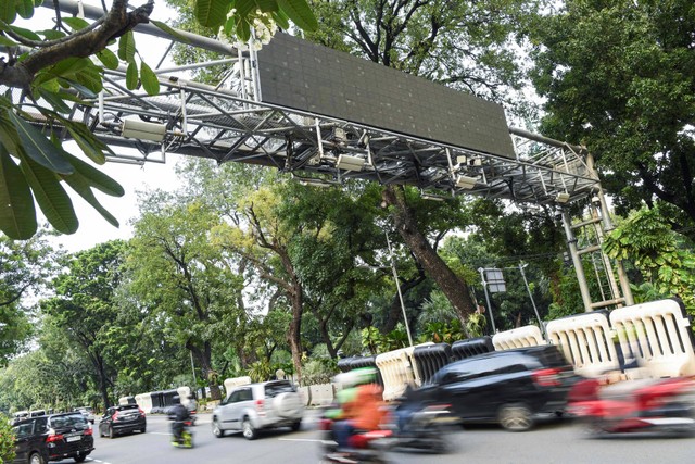 Sejumlah kendaraan bermotor melintas di bawah Alat Sistem Jalan Berbayar Elektronik (ERP) di Jalan Medan Merdeka Barat, Jakarta, Senin (9/1/2023). Foto: M Risyal Hidayat/Antara Foto 
