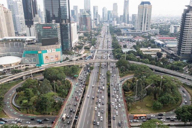Sejumlah kendaraan bermotor melintas di kawasan Jenderal Sudirman, Jakarta, Senin (9/1/2023). Foto: M Risyal Hidayat/Antara Foto 