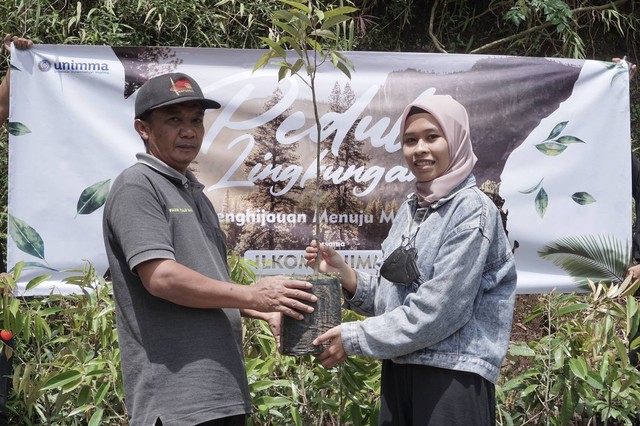 Penyerahan tanaman dari mahasiswa Ilmu Komunikasi UNIMMA kepada kepala dusun Seloprojo, Minggu (8/1/2023) . Foto : Divisi Dokumentasi