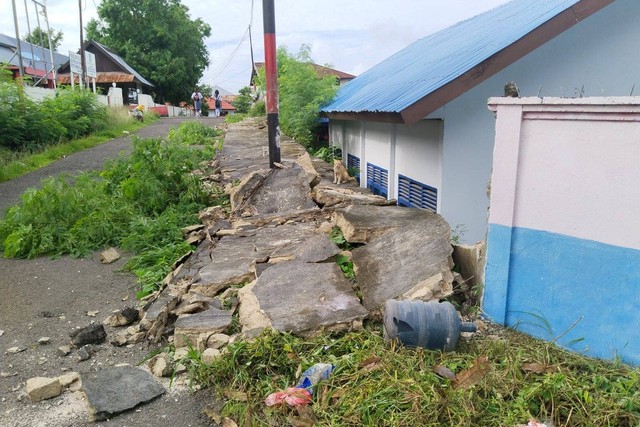 Kerusakan bangunan di Tanimbar Selatan, Kepulauan Tanimbar, Maluku, akibat gempa, Selasa (10/1).  Foto: Dok. Istimewa
