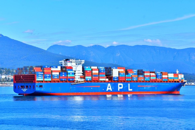 Perdagangan internasional (sumber: https://pixabay.com/id/photos/kapal-kargo-kapal-kontainer-4519830/)