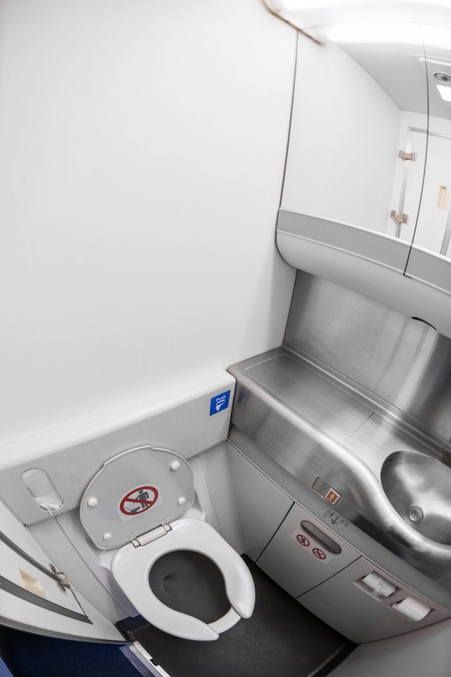 Ilustrasi toilet pesawat. Foto: Shutterstock