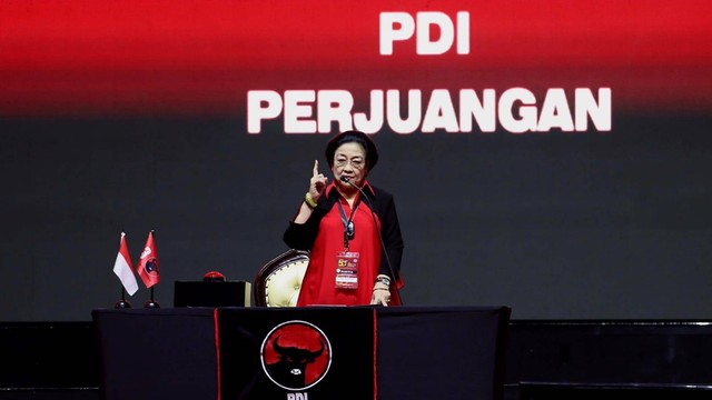 Ketua Umum PDIP Megawati Soekarnoputri memberikan pidato di HUT ke-50 PDIP di JIExpo Kemayoran, Jakarta pada Selasa (10/1). Foto: PDIP