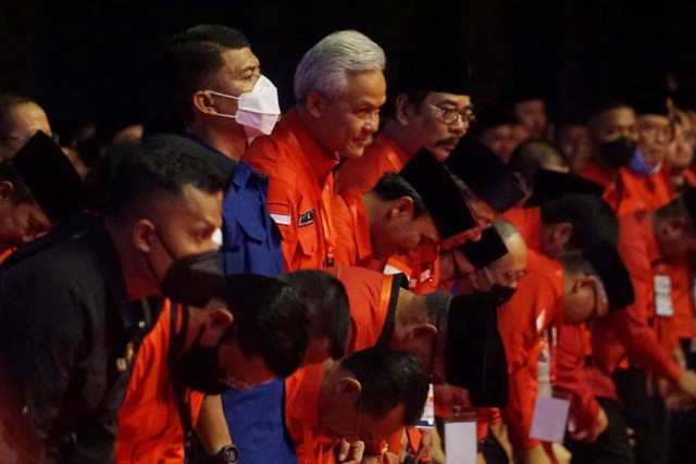 Gubernur Jawa Tengah Ganjar Pranowo (tengah) menghadiri HUT ke-50 PDIP di JIExpo Kemayoran, Jakarta pada Selasa (10/1). Foto: Iqbal Firdaus/kumparan