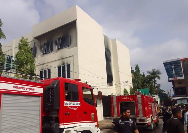 Petugas pemadam kebakaran tengan memadamkan api di gedung riset Politeknik Sriwijaya. (ist) 