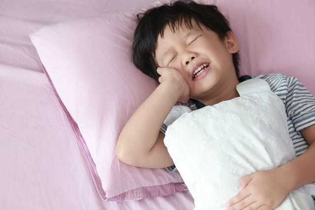 Gigi berlubang atau gigi karies adalah salah satu gangguan kesehatan mulut yang biasa terjadi pada anak-anak. Foto: Shutterstock.com