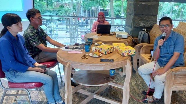 Ketua PWI Surakarta, Anas Syahirul, menyampaikan sambutan saat raker di Kali Pepe Land, Solo. Selasa (10/01/2023). FOTO: Agung Santoso