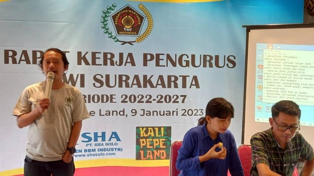 PWI Surakarta menggelar rapat kerja di Kali Pepe Land, Selasa (10/01/2023). FOTO: Agung Santoso