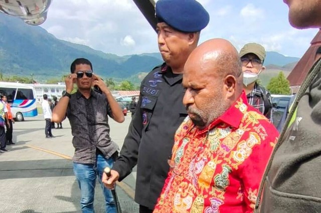 Gubernur Papua Lukas Enembe saat naik pesawat usai ditangkap KPK, Selasa (10/1/2023). Foto: Dok. Istimewa