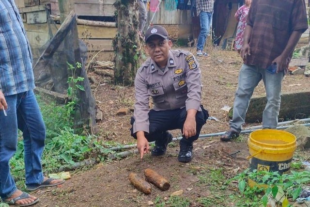 Warga kampung Negeri Antara, Kecamatan Pintu Rime Gayo, Kabupaten Bener Meriah, Aceh, Azhari (47) menemukan mortir seberat satu kilogram diduga peninggalan masa Belanda. Foto: Dok. Istimewa