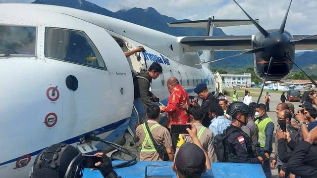 Gubernur Papua Lukas Enembe diterbangkan ke Jakarta dari Bandara Sentani, Papua, usai ditangkap KPK, Selasa (10/1/2023). Foto: Dok. Istimewa