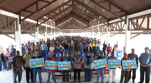Pj Bupati Sorong pose bersama seluruh nelayan penerima BLT.