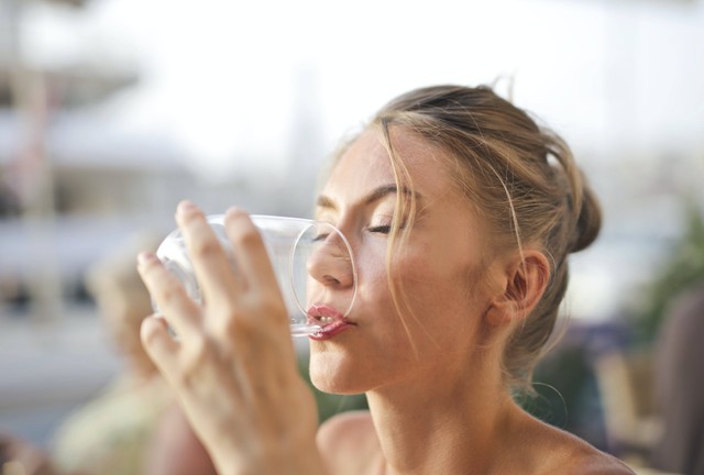 Ilustrasi salah satu penyebab panas dalam adalah kurang minum air putih sehingga menyebabkan dehidrasi. Foto: Pexels