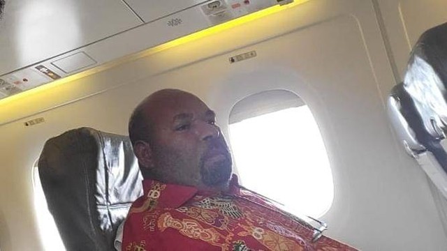 Gubernur Papua Lukas Enembe diterbangkan ke Jakarta dari Bandara Sentani, Papua, usai ditangkap KPK, Selasa (10/1/2023). Foto: Dok. Istimewa