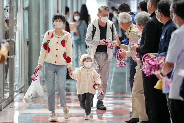 Penumpang dari Xiamen China tiba di bandara Suvarnabhumi, Bangkok, Thailand, Senin (9/1/2023).  Foto: Athit Perawongmetha/REUTERS