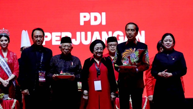 Presiden Jokowi (kedua kanan) bersama Ketua Umum PDIP Megawati Soekarnoputri (tengah) dan Ketua DPP PDIP Puan Maharani saat potong tumpeng HUT ke-50 PDIP di JIExpo Kemayoran, Jakarta, Selasa (10/1/2023). Foto: Dok. PDIP