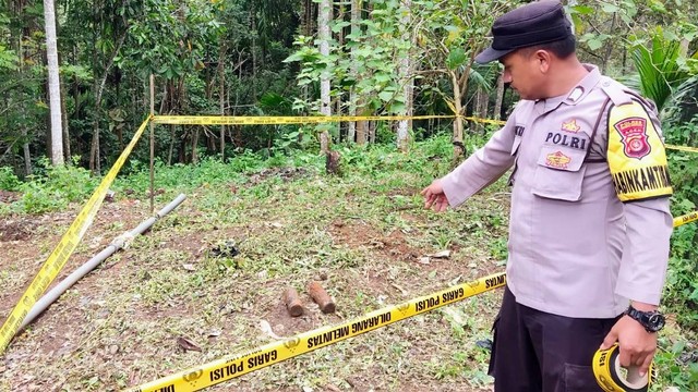 Polisi menunjukkan benda diduga mortir di Desa Negeri Antara, Kecamatan Pintu Rime Gayo, Kabupaten Bener Meriah, Aceh. Foto: Polres Bener Meriah