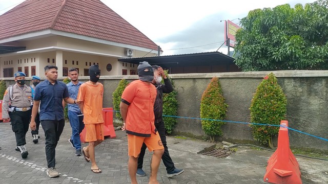 Dua tersangka dewasa dalam kasus perusakan dan pengeroyokan satpam di SMA Bopkri 1 Yogyakarta.  Foto: Arfiansyah Panji/kumparan