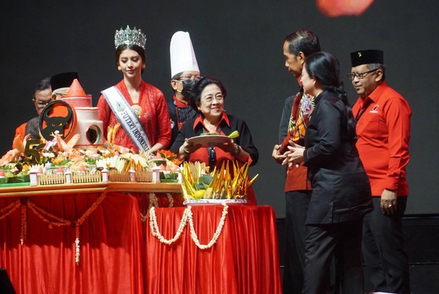 Presiden Jokowi (ketiga kanan) bersama Ketua Umum PDIP Megawati Soekarnoputri (tengah) dan Ketua DPP PDIP Puan Maharani saat potong tumpeng HUT ke-50 PDIP di JIExpo Kemayoran, Jakarta, Selasa (10/1/2023). Foto: Iqbal Firdaus/kumparan