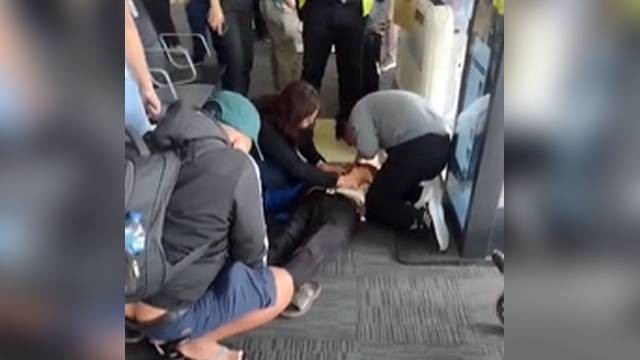 Jonas Massie, lansia berusia 88 tahun mendapatkan pertolongan dari sesama penumpang pesawat, usai dirinya terjatuh di lantai ruang tunggu Bandara Sam Ratulangi. (foto: capture video)